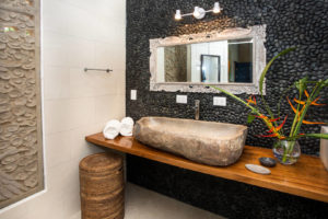 bathroom-wall-of-black-stones