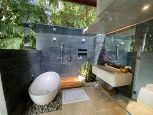 luxurious-stone-bathtub